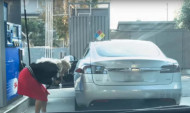 Շիկահեր կինը փորձում է էլեկտարական Tesla-ն լիցքավորել գազալցակայանում. (տեսանյութ)